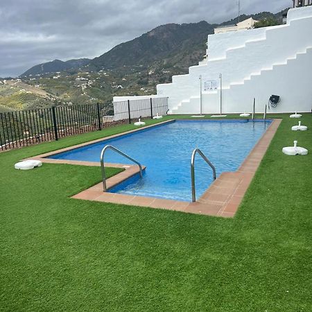 Atico Con Increibles Vistas A Las Montanas Y Mar Frigiliana Exterior photo