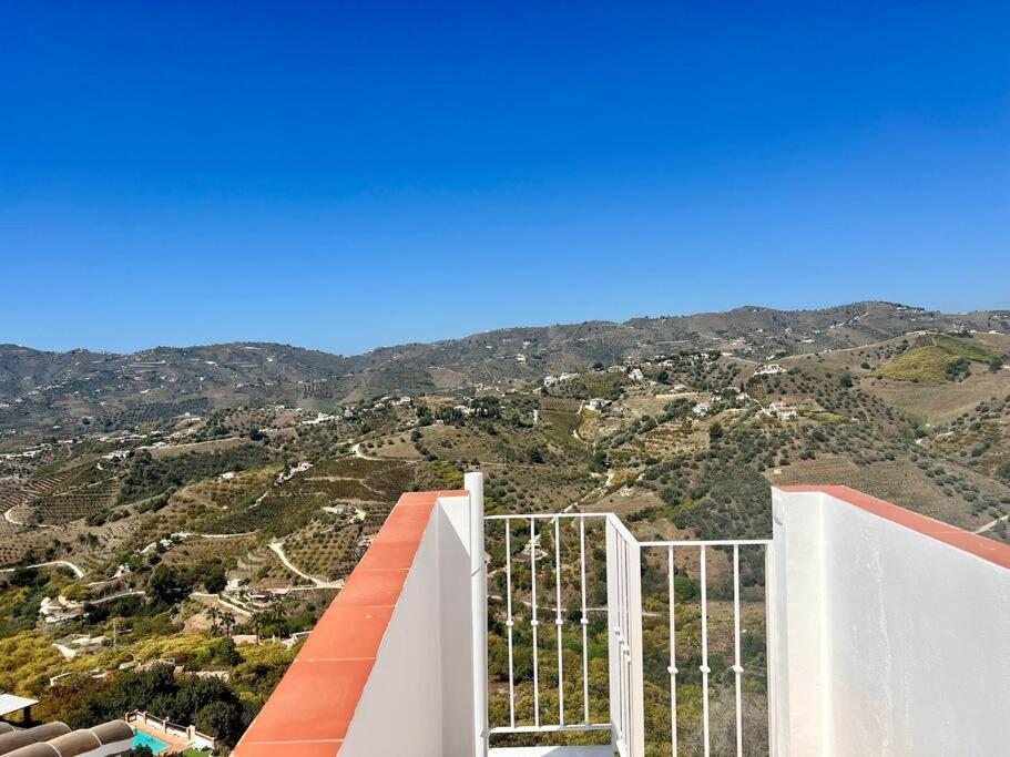 Atico Con Increibles Vistas A Las Montanas Y Mar Frigiliana Exterior photo